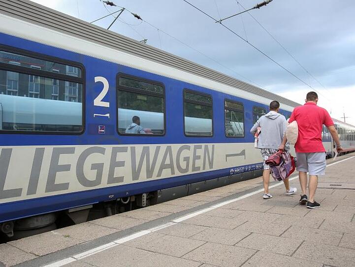 Ein Nachtzug der ÖBB (Österreichische Bundesbahnen) steht im Bahnhof Hamburg-Altona kurz vor der Abfahrt nach Wien.
