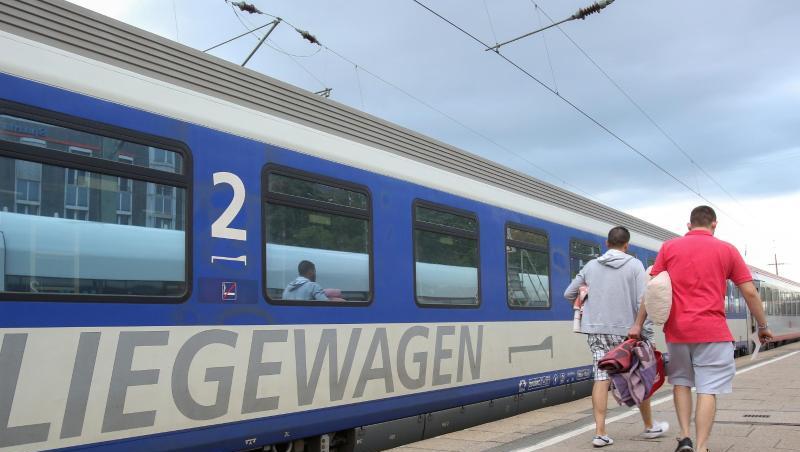 Ein Nachtzug der ÖBB (Österreichische Bundesbahnen) steht im Bahnhof Hamburg-Altona kurz vor der Abfahrt nach Wien. Ein Nachtzug der ÖBB (Österreichische Bundesbahnen) steht im Bahnhof Hamburg-Altona kurz vor der Abfahrt nach Wien.
