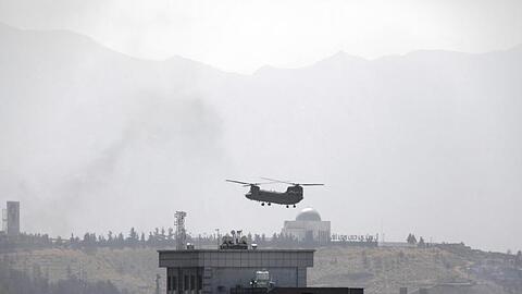 Ein Hubschrauber des US-Militärs von Typ Chinook fliegt über der US-Botschaft in Kabul.