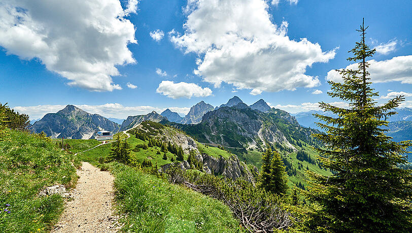 Der Gräner Höhenweg bietet eine grandiose Aussicht auf die umliegenden Alpen. Der Gräner Höhenweg bietet eine grandiose Aussicht auf die umliegenden Alpen.