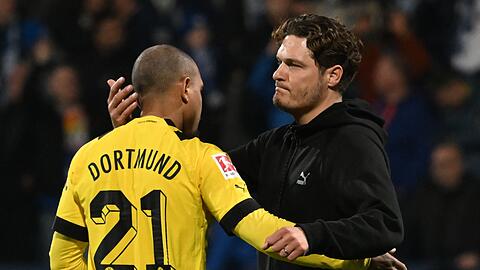 Dortmunds Trainer Edin Terzic tröstet Donyell Malen nach der Partie.