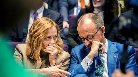 Wollen enger zusammenarbeiten: Bundeskanzler Friedrich Merz sitzt mit Giorgia Meloni, Ministerpräsidentin von Italien, beim Gipfeltreffen der Europäischen Politischen Gemeinschaft zusammen.