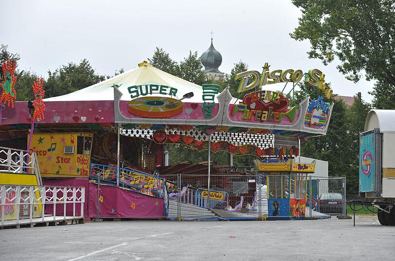 Das Karussel Disco Star auf dem Volksfest in Hemau: Drei Mädchen im Alter zwischen neun und elf Jahren sind am Dienstagabend schwer verletzt worden, als eine Haltestange bei voller Fahrt plötzlich brach und sich die Gondel löste, in der die Mädchen saßen. Die Bilder