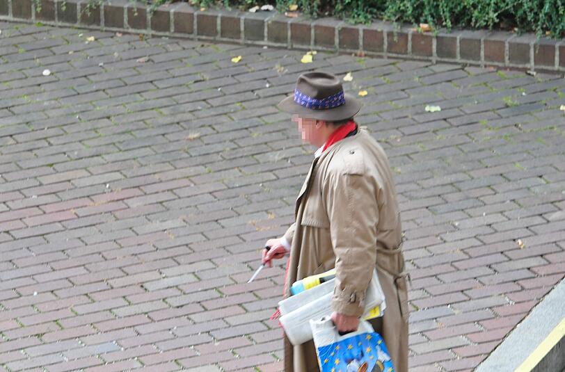 Ein Dichter (65) flirtet mit einer Frau - und haut deren Freund ein Glas auf den Kopf. Urteil: sechs Monate auf Bewährung.