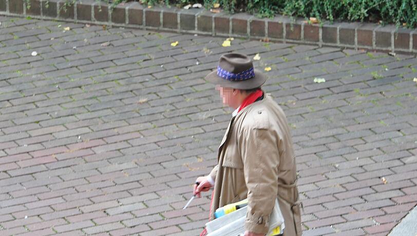 Ein Dichter (65) flirtet mit einer Frau - und haut deren Freund ein Glas auf den Kopf. Urteil: sechs Monate auf Bewährung. Ein Dichter (65) flirtet mit einer Frau - und haut deren Freund ein Glas auf den Kopf. Urteil: sechs Monate auf Bewährung.