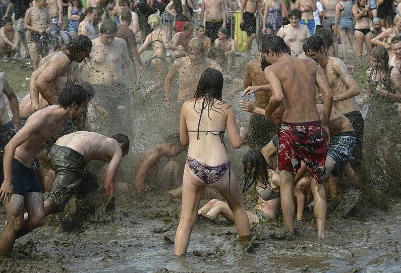 Wilde Schlammschlacht beim "Haltestelle Woodstock"-Festival - und Bundespräsident Gauck ist mittendrin. Sehen Sie hier die verrückten Bilder.