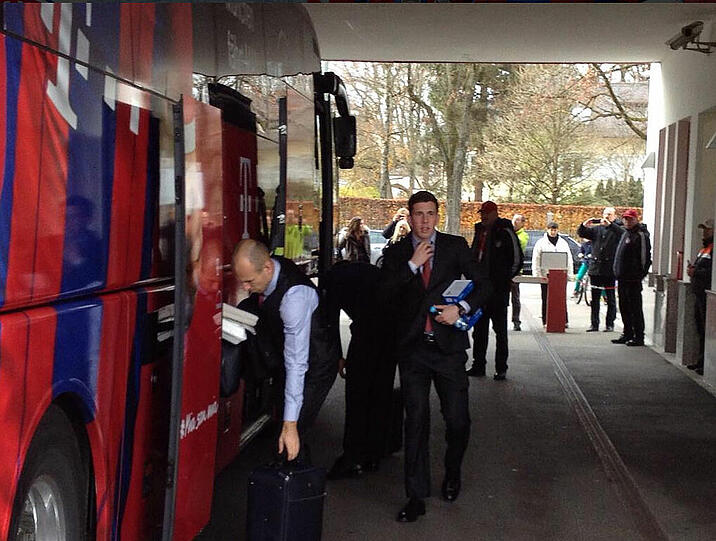 Nach dem Training ging's gleich zum Flughafen. Auch Jerome Boateng fliegt mit nach Manchester!