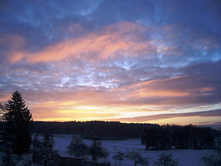 Winterliche Morgenstimmung in Sankt Ottilien am Ammersee.