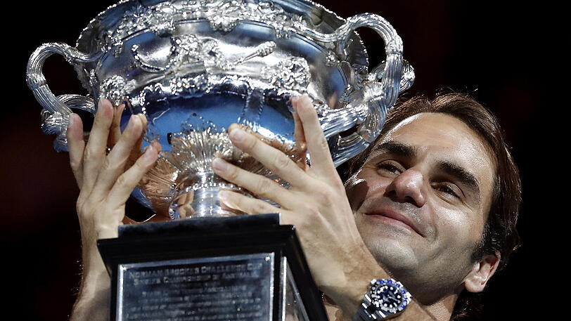 Am Tag nach seinem denkwürdigen Triumph bei den Australian Open hat Tennis-Maestro Roger Federer alle Zweifel an seiner sportlichen Zukunft vom Tisch gewischt. "Ich habe die sechsmonatige Pause auch genommen, damit ich hoffentlich noch einige Jahre spielen kann", sagte der 35-Jährige am Montagmorgen beim traditionellen Fotoshooting in Melbourne. Die zweite Hälfte der Saison 2016 hatte er wegen einer Meniskus-Operation verpasst.