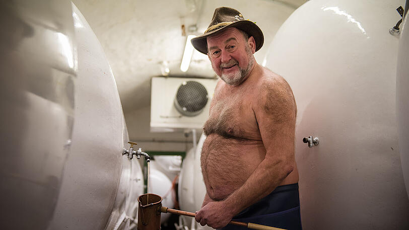 Der Bierbrauer Jürgen Hopf in seinem Erotikbierkeller der Lang-Bräu Brauerei.