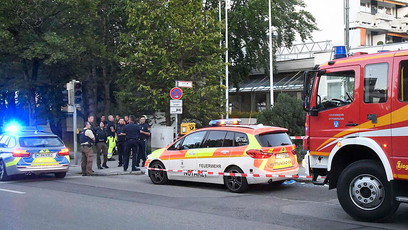 Das offenbar betrunkene Duo - die beiden hatten zuvor offensichtlich schon randaliert - flüchtete, wurde aber bereits einige hundert Meter entfernt von der Polizei gestellt und überwältigt.