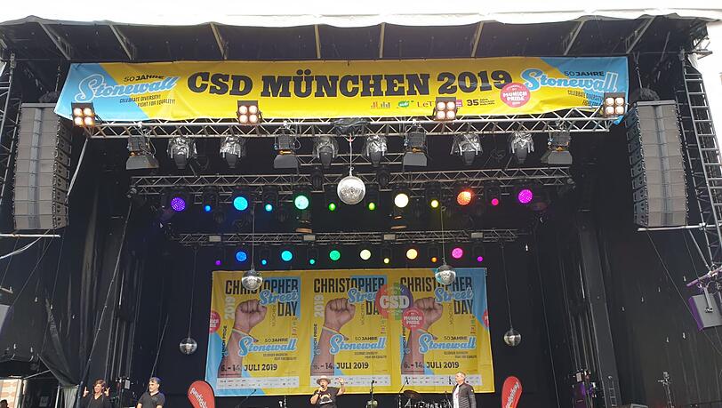 Die CSD-Bühne am Münchner Marienplatz Die CSD-Bühne am Münchner Marienplatz