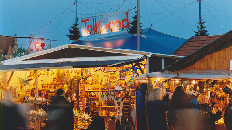 Ein Blick aufs Winterfestival 2001: Die Buden und den roten Tollwood-Schriftzug kennt man mittlerweile.