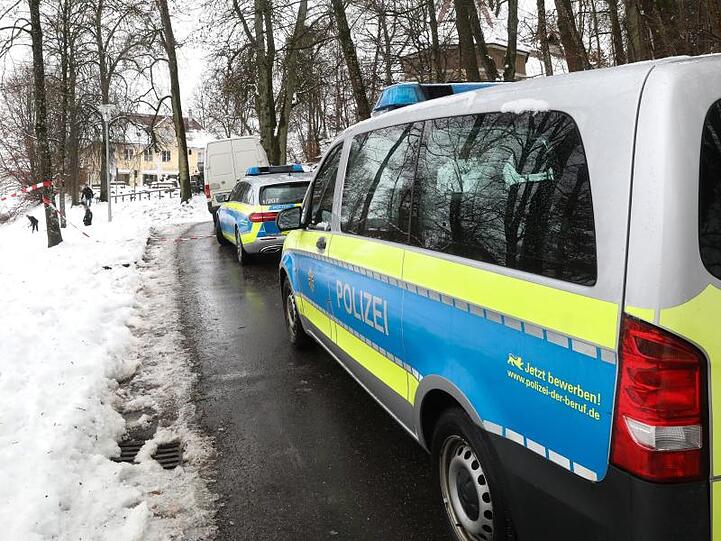 Einsatzfahrzeuge der Polizei und Polizeibeamte stehen am Tatort in Biberach.