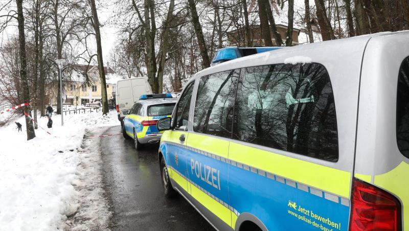 Einsatzfahrzeuge der Polizei und Polizeibeamte stehen am Tatort in Biberach. Einsatzfahrzeuge der Polizei und Polizeibeamte stehen am Tatort in Biberach.
