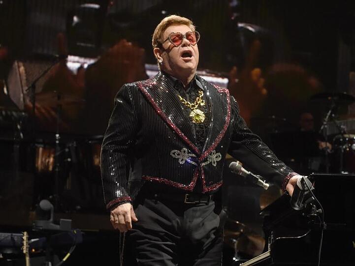 Der britische Sänger, Komponist und Pianist, Sir Elton John, steht bei seinem Zusatzkonzert seiner Show "Farewell Yellow Brick Road" auf der Bühne in der ausverkaufen Olympiahalle.