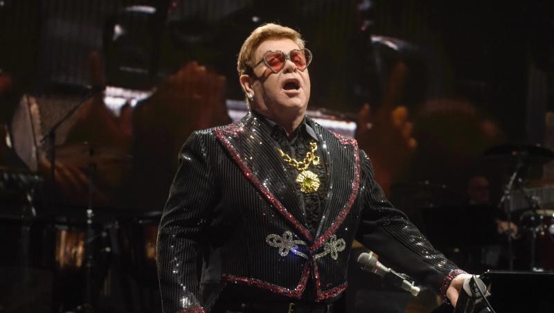 Der britische Sänger, Komponist und Pianist, Sir Elton John, steht bei seinem Zusatzkonzert seiner Show "Farewell Yellow Brick Road" auf der Bühne in der ausverkaufen Olympiahalle. Der britische Sänger, Komponist und Pianist, Sir Elton John, steht bei seinem Zusatzkonzert seiner Show "Farewell Yellow Brick Road" auf der Bühne in der ausverkaufen Olympiahalle.
