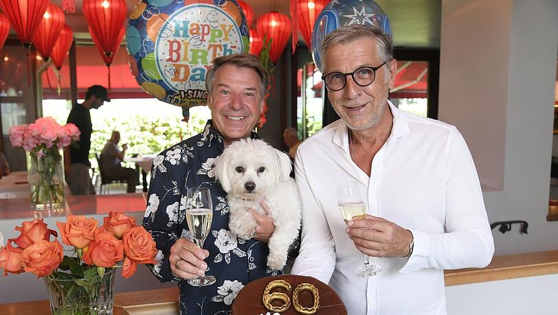 Feiern den 60. zu zweit: Patrick Lindner und sein Mann Peter Schäfer (r.).