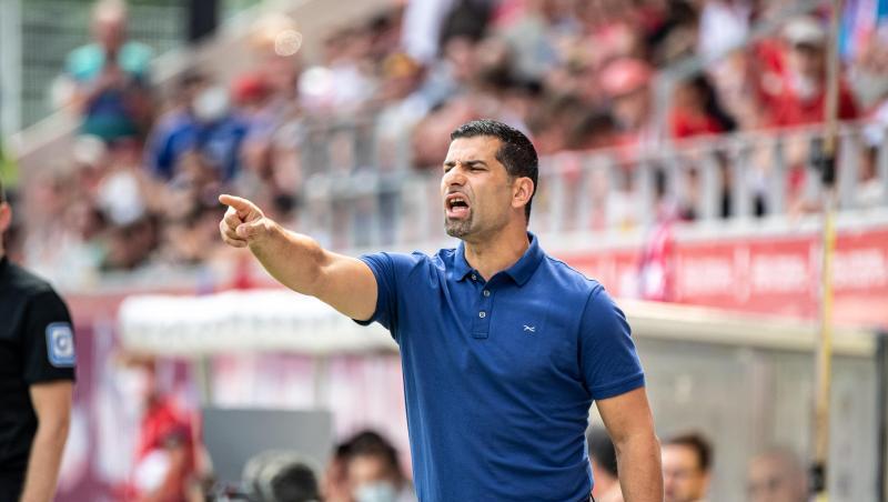 Trainer Dimitrios Grammozis von Schalke gestikuliert am Spielfeldrand.