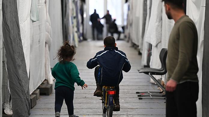 Flüchtlinge in einem der Zelte einer provisorischen Flüchtlingsunterkunft im hessischen Bensheim.