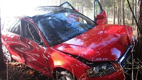 Nur noch ein Haufen Schrott: das Fahrschul-Auto nach der Prüfungsfahrt Nur noch ein Haufen Schrott: das Fahrschul-Auto nach der Prüfungsfahrt
