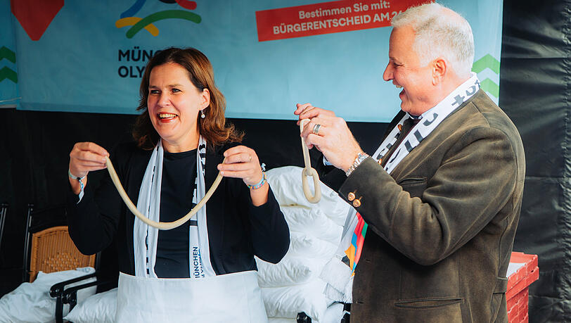 Auch die Jury-Vorsitzende Verena Dietl (SPD) und Christian Schottenhamel versuchten sich am Brezn-Formen am Marienplatz für die Olympia-Bewerbung der Stadt.