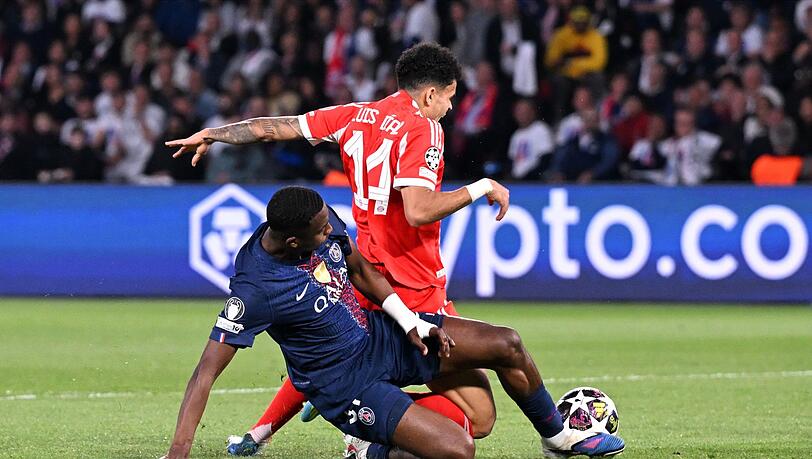 Luis Díaz holt gegen Willian Pacho einen Strafstoß für Bayern heraus. Luis Díaz holt gegen Willian Pacho einen Strafstoß für Bayern heraus.