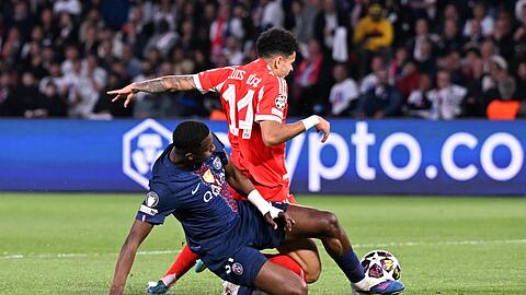 Luis D&iacute;az holt gegen Willian Pacho einen Strafsto&szlig; f&uuml;r Bayern heraus.