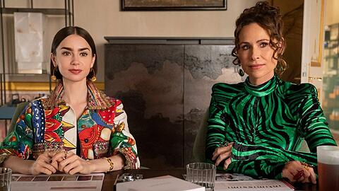 "Emily in Paris" mit Lily Collins und Minnie Driver (r.) endet mit der sechsten Staffel.