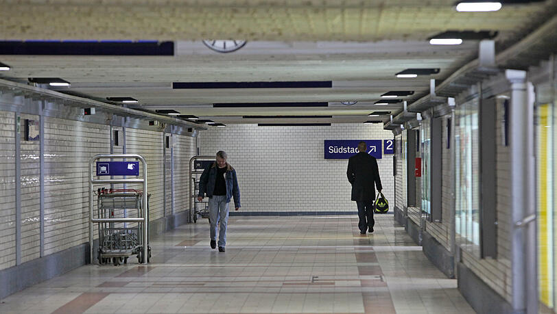 Wer vom Ostteil des Hauptbahnhofes in Richtung Südstadt will, muss bislang am Ende des Gangs einen lästigen Umweg über die Treppen (Mitte) in Kauf nehmen. Wer vom Ostteil des Hauptbahnhofes in Richtung Südstadt will, muss bislang am Ende des Gangs einen lästigen Umweg über die Treppen (Mitte) in Kauf nehmen.
