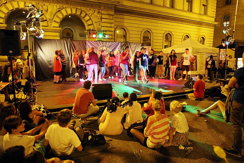 Rund 300.000 Menschen haben am Wochenende das Münchner Streetlife-Festival besucht. Bei sonnigem Wetter nahmen sie die für den Verkehr gesperrten Ludwig- und Leopoldstraßen in Besitz. Die Bilder vom Festival.