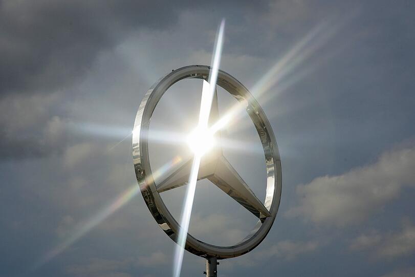 Mercedes-Stern: Für einen jungen Schweizer ein Sammel-Objekt.