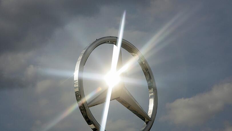 Mercedes-Stern: Für einen jungen Schweizer ein Sammel-Objekt. Mercedes-Stern: Für einen jungen Schweizer ein Sammel-Objekt.