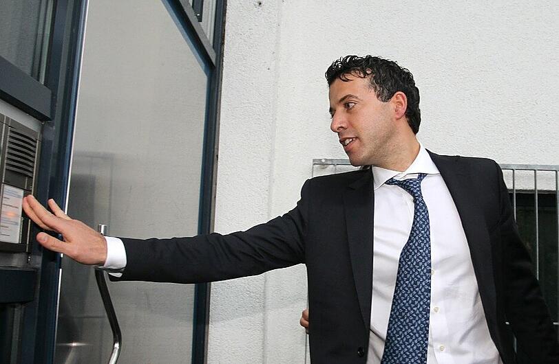 Neben dem Rasen tut sich mächtig was: Erneuter Paukenschlag beim TSV 1860! Der Mann, der den Kontakt zwischen dem Investor Ismaik und den Sechzgern hergestellt hat, Hamada Iraki, legt nun seine Ämter als Beirat und Aufsichtsrat beim TSV 1860 nieder.