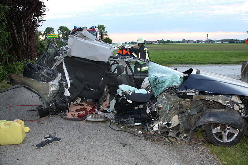 Unfall mit tödlichem Ausgang im Landkreis Mühldorf. Die Bilder vom Horror-Crash.