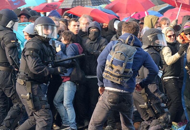 Der Protesttag der kapitalismuskritischen Blockupy-Bewegung hat in Frankfurt mit einer Welle der Gewalt begonnen