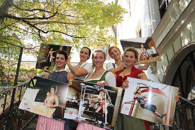 Die Models des Jungbauernkalenders bei der Präsentation im Hofbräuhaus München.