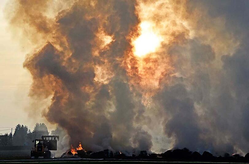 Der Feuerwehreinsatz in Weichs dauerte mehrere Stunden lang an. Eine Lagerhalle mit Strohballen brannte beinahe komplett ab. Die Bilder.
