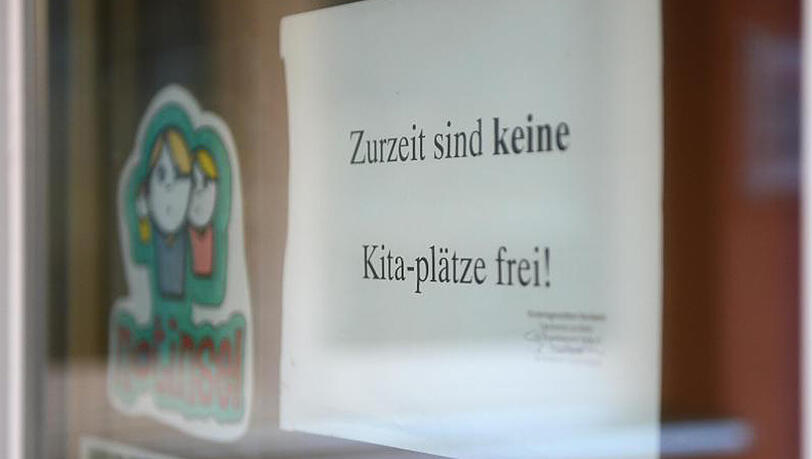 Nach einem Zeitungsbericht fehlen 228.000 Betreuungsplätze für Kleinkinder unter drei Jahren. Nach einem Zeitungsbericht fehlen 228.000 Betreuungsplätze für Kleinkinder unter drei Jahren.
