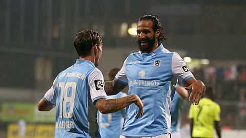 Nico Karger (l.) und Adriano Grimaldi jubeln nach dem Treffer zum 2:0.