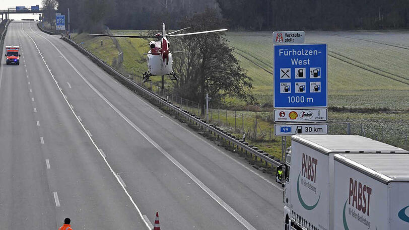 Ein Rettungshubschrauber landete auf der Autobahn.