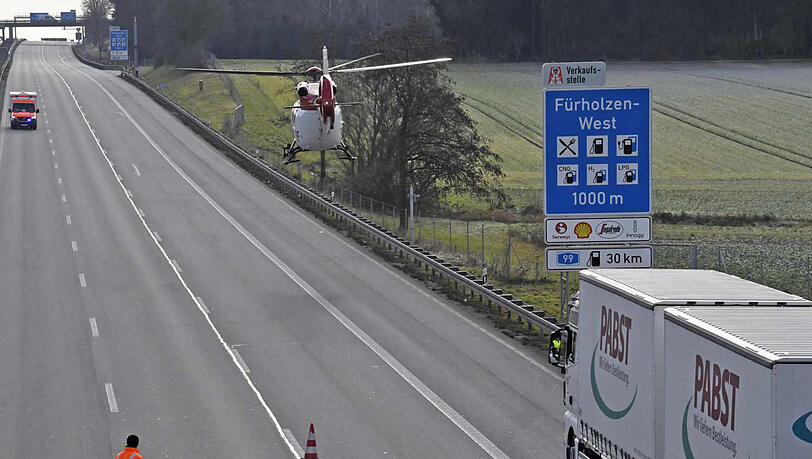 Ein Rettungshubschrauber landete auf der Autobahn. Ein Rettungshubschrauber landete auf der Autobahn.