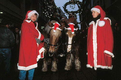 Weihnachtsmänner in der City