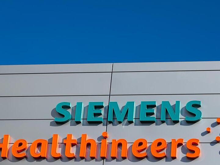 Logos und Schriftzüge am Hauptquartier des Medizintechnikkonzerns Siemens Healthineers. Foto: Daniel Karmann/Archiv