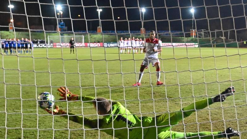 Saarbrückens Keeper Daniel Batz parierte den entscheidenden Elfmeter gegen Fortuna Düsseldorf. Saarbrückens Keeper Daniel Batz parierte den entscheidenden Elfmeter gegen Fortuna Düsseldorf.