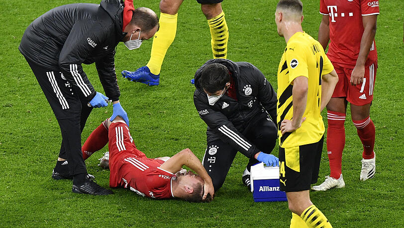 Schmerzen am rechten Knie: Joshua Kimmich liegt am Boden. Schmerzen am rechten Knie: Joshua Kimmich liegt am Boden.