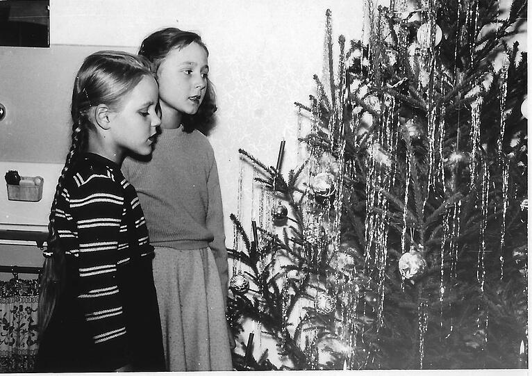 AZ-Leserin Christiana Lüdtke (l.) mit viel Lametta.