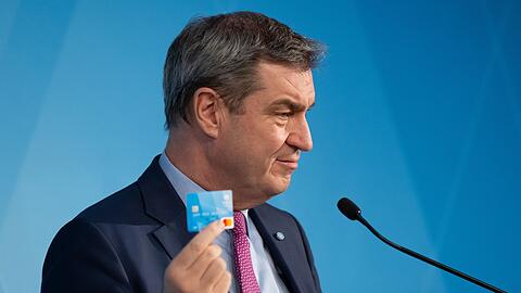 Ministerpräsident Markus Söder im März mit bayerischer Bezahlkarte.