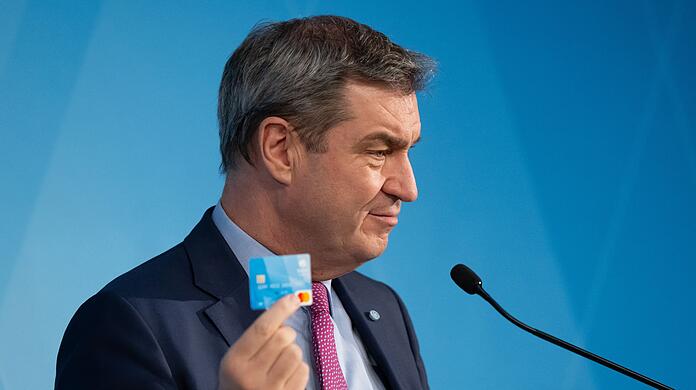 Auch wenn ein Gericht in Hamburg die starre Bargeldobergrenze auf der Bezahlkarte einkassiert hat, sieht Bayerns Regierungschef Söder keinen Grund für Veränderungen in Bayern. (Archivbild)