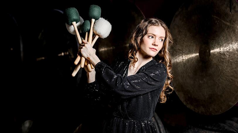 Die Perkussionistin Adélaïde Ferrière sprüht bei Fazil Says virtuosem Schlagzeugkonzert, das ursprünglich für Martin Grubinger komponiert wurde, vor Energie. Die Perkussionistin Adélaïde Ferrière sprüht bei Fazil Says virtuosem Schlagzeugkonzert, das ursprünglich für Martin Grubinger komponiert wurde, vor Energie.